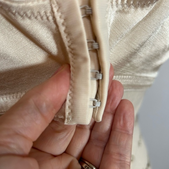 Lilyette Cream Lace Bra - Picture 5 of 6